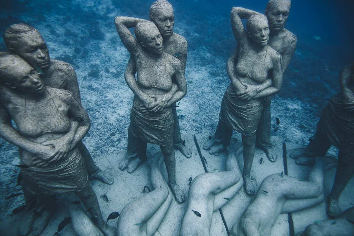 romantic statues under the sea