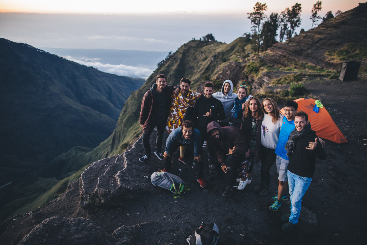 mount rinjani hikers