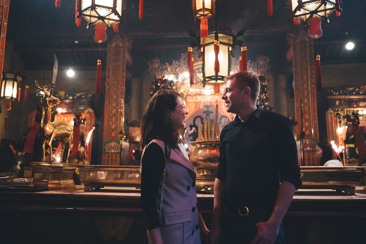 couples shoot in a temple in hong kong