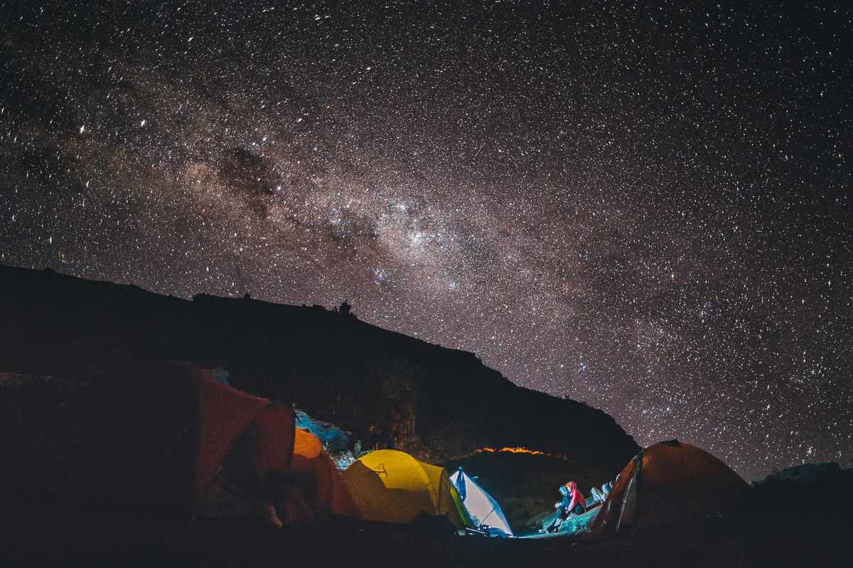 milky way above mount rinjani