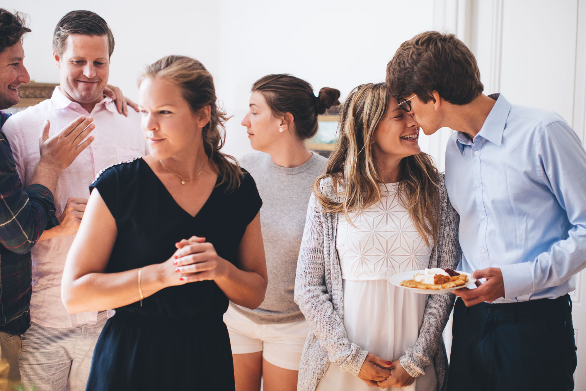 louise and axel steal a kiss before brunch