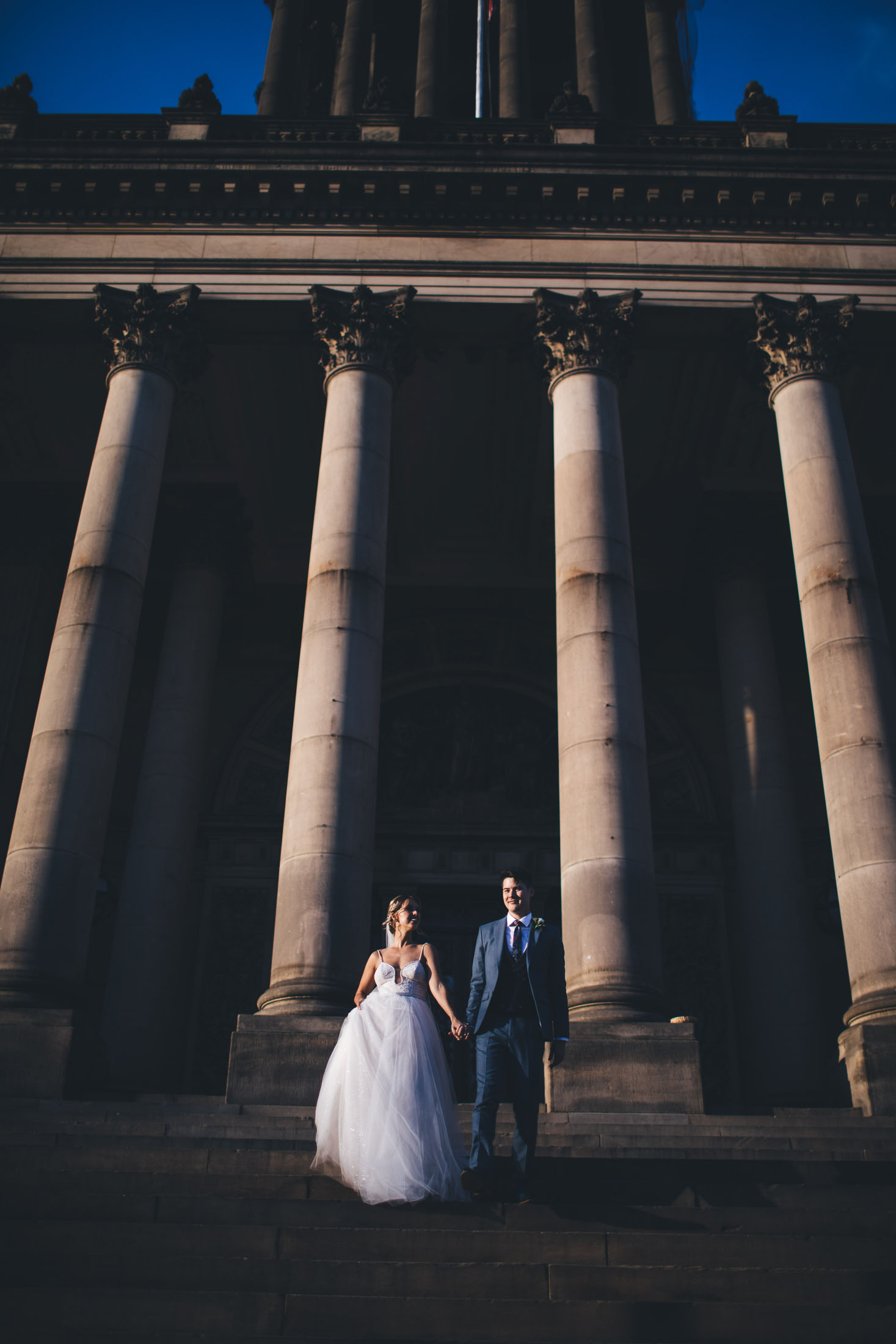 leeds town hall married couple in beautiful light