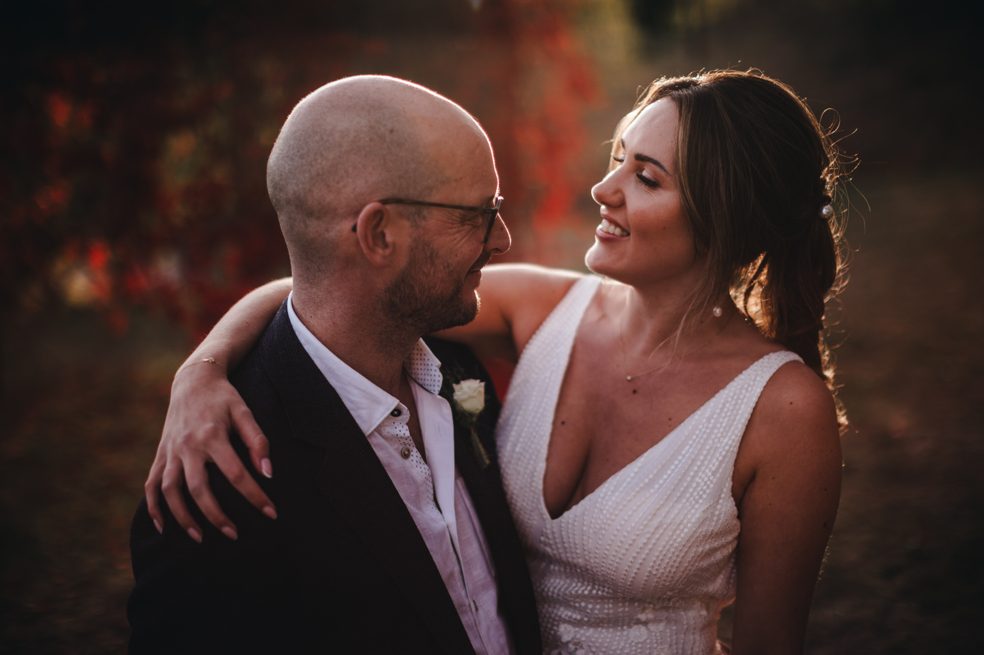 couple pose in sunlight golden hour photography